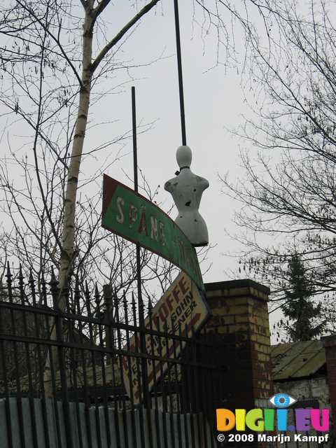 25022 Fallen down sign